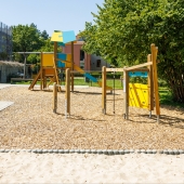 Bild vom Spielplatz anzeigen.