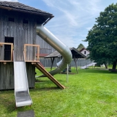 Bild vom Spielplatz anzeigen.