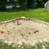 Bild vom Spielplatz anzeigen.