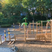 Bild vom Spielplatz anzeigen.