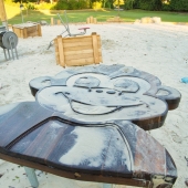 Bild vom Spielplatz anzeigen.