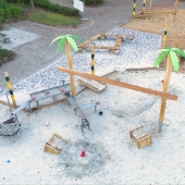 Bild vom Spielplatz anzeigen.