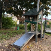 Bild vom Spielplatz anzeigen.