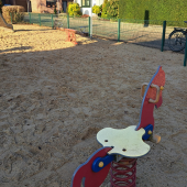 Bild vom Spielplatz anzeigen.