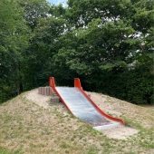 Bild vom Spielplatz anzeigen.