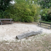 Bild vom Spielplatz anzeigen.