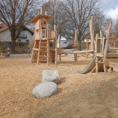 Bild vom Spielplatz anzeigen.