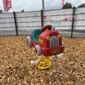 Bild vom Spielplatz anzeigen.