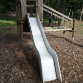 Bild vom Spielplatz anzeigen.