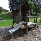 Bild vom Spielplatz anzeigen.