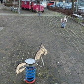 Bild vom Spielplatz anzeigen.