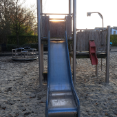 Bild vom Spielplatz anzeigen.