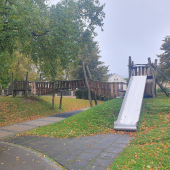Bild vom Spielplatz anzeigen.