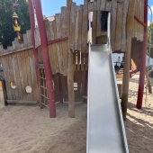 Bild vom Spielplatz anzeigen.