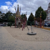 Bild vom Spielplatz anzeigen.