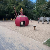 Bild vom Spielplatz anzeigen.