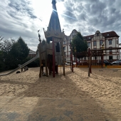 Bild vom Spielplatz anzeigen.