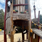 Bild vom Spielplatz anzeigen.