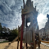 Bild vom Spielplatz anzeigen.