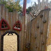 Bild vom Spielplatz anzeigen.