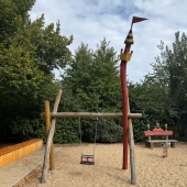 Bild vom Spielplatz anzeigen.