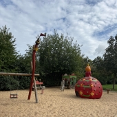 Bild vom Spielplatz anzeigen.