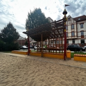 Bild vom Spielplatz anzeigen.