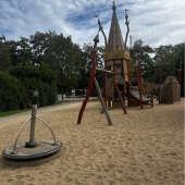 Bild vom Spielplatz anzeigen.