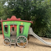 Bild vom Spielplatz anzeigen.