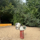 Bild vom Spielplatz anzeigen.