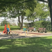 Bild vom Spielplatz anzeigen.
