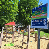 Bild vom Spielplatz anzeigen.