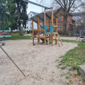 Bild vom Spielplatz anzeigen.