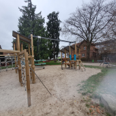 Bild vom Spielplatz anzeigen.