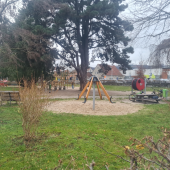 Bild vom Spielplatz anzeigen.
