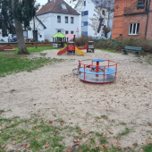 Bild vom Spielplatz anzeigen.