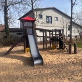 Bild vom Spielplatz anzeigen.