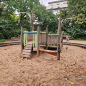 Bild vom Spielplatz anzeigen.