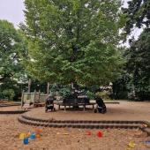 Bild vom Spielplatz anzeigen.