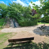 Bild vom Spielplatz anzeigen.