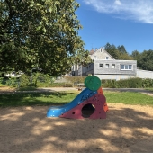 Bild vom Spielplatz anzeigen.