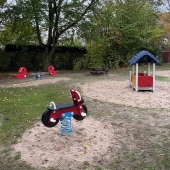 Bild vom Spielplatz anzeigen.