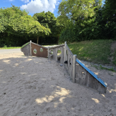 Bild vom Spielplatz anzeigen.