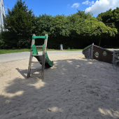 Bild vom Spielplatz anzeigen.