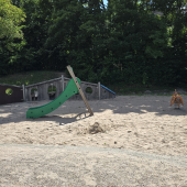 Bild vom Spielplatz anzeigen.