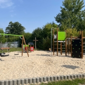 Bild vom Spielplatz anzeigen.
