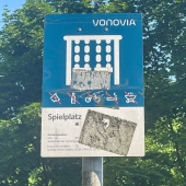 Bild vom Spielplatz anzeigen.