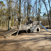 Bild vom Spielplatz anzeigen.