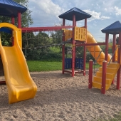 Bild vom Spielplatz anzeigen.