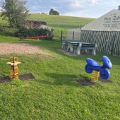 Bild vom Spielplatz anzeigen.